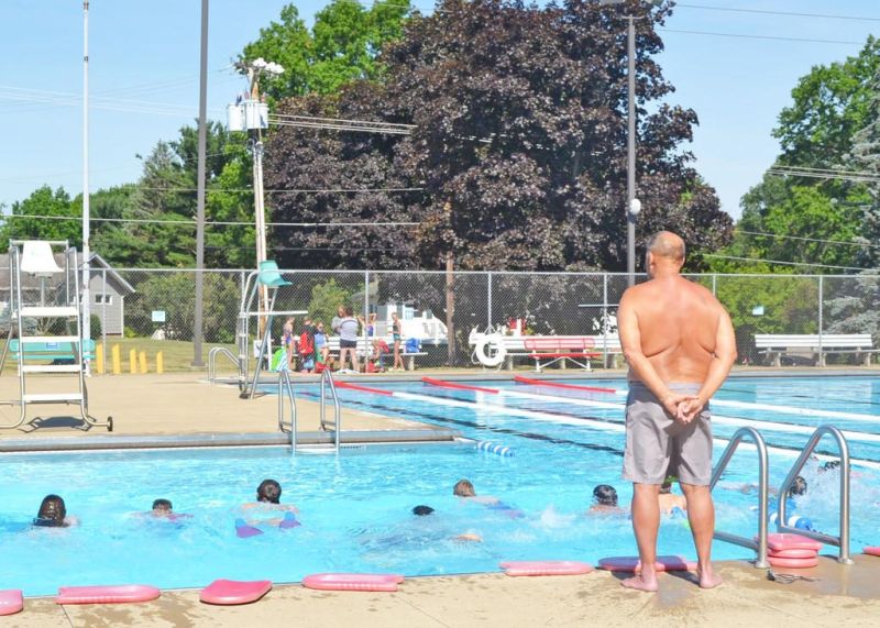HOF coach helps OABGC members learn to swim