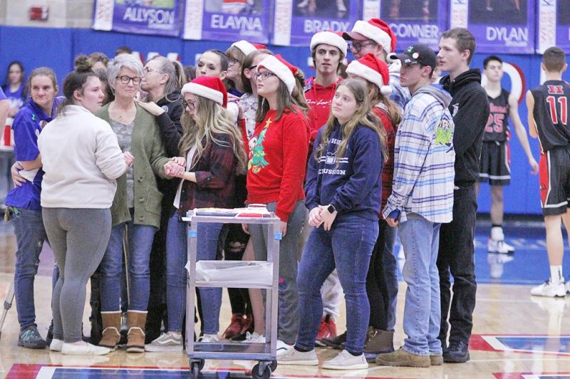 WH cake auction honors Pacula during a touching night