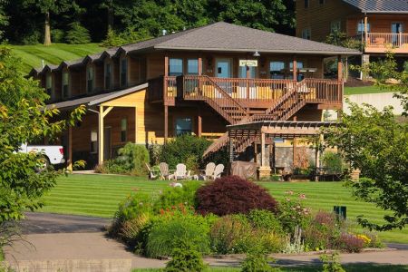 Sojourner's Lodge & Log Cabin Suites